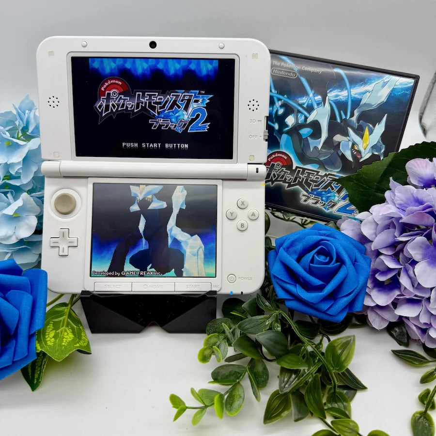 Zeigt den Nintendo 3DS XL in weiß von vorne