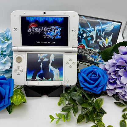 Zeigt den Nintendo 3DS XL in weiß von vorne